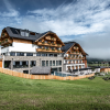 Aussenanischt-des-Hotels-Almgut.png