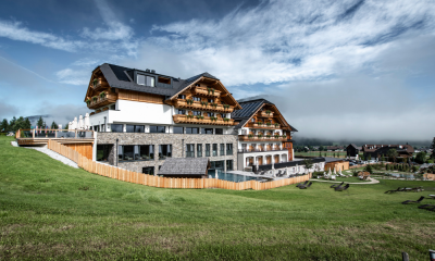 Aussenanischt-des-Hotels-Almgut.png