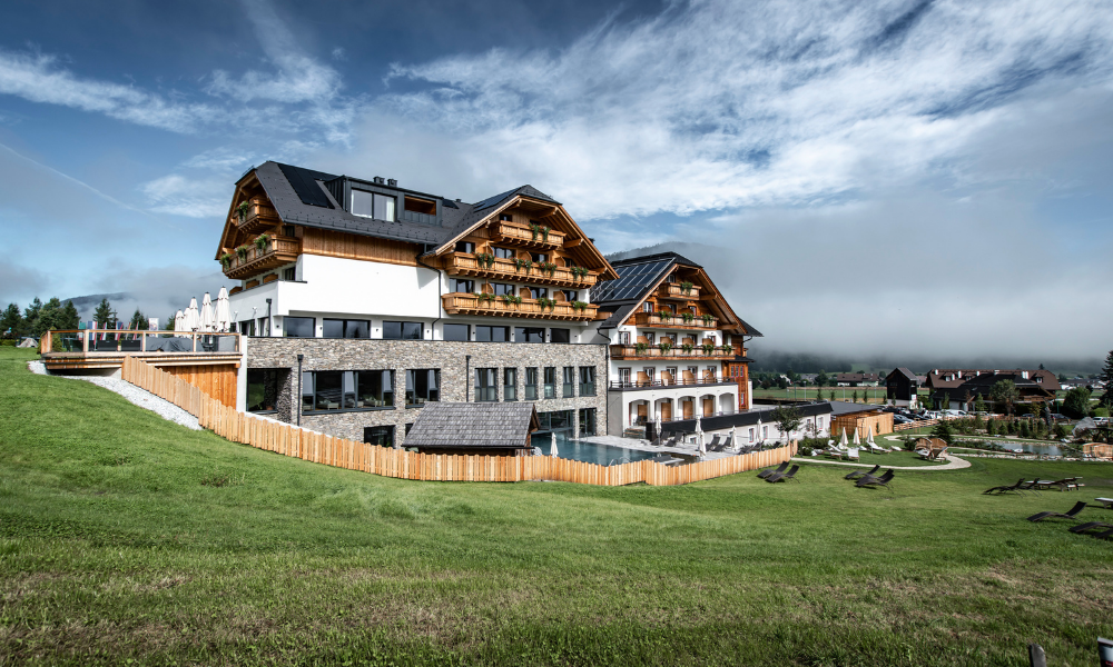 Aussenanischt-des-Hotels-Almgut.png