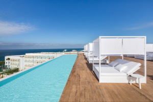 Infinity-Pool_mit_Aussicht_auf_den_Atlantik.png