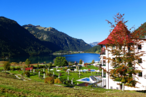 Herbstlicher Traumausblick auf den Laterndl Hof ©Peter Zotz (Romantik Resort & Spa