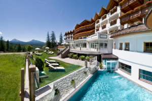 Außenansicht und Pool ©Genießerhotel Sonnalp