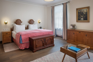 Zimmer im Landhausstil © Hotel Goldener Hirsch