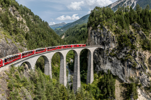 Bernina Express auf dem Landwasserviadukt ©Rhätische Bahn