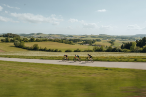 Mountainbiker fahren durchs Mühlviertler Granitland ©Tourismusverband Donau Oberösterreich/CM Visuals