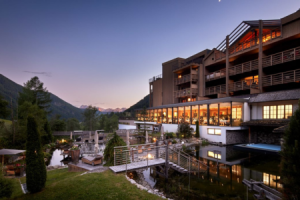 Hotel Außenansicht bei Dämmerung ©Michael Huber (Hotel Quelle Nature Spa Resort)