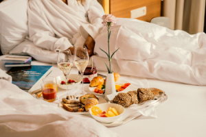Frühstück im Bett oder im Garten gehört zu den Wohlfühlmomenten im Südtiroler Hotel Mignon Meran Park & Spa © Hotel Mignon Meran Park & Spa