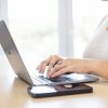 Arbeit am Laptop zum Thema Marketingfehler von Gründern