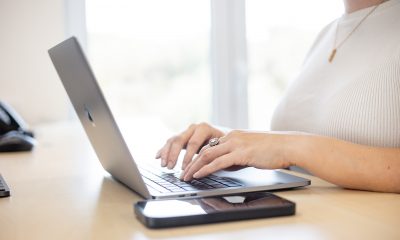 Arbeit am Laptop zum Thema Marketingfehler von Gründern