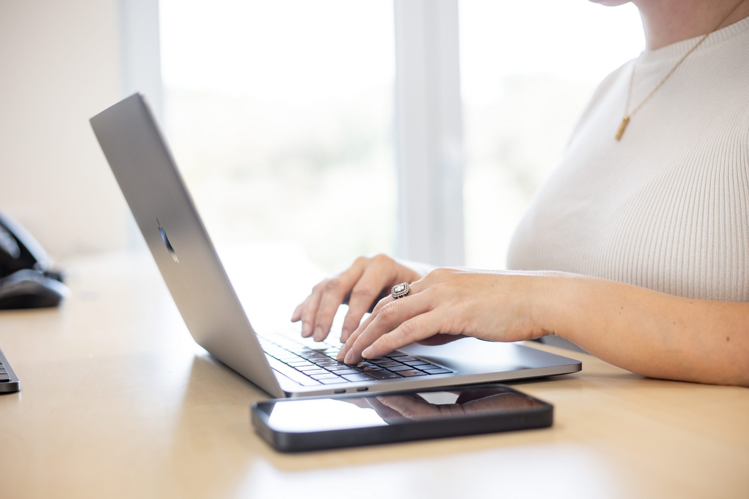 Arbeit am Laptop zum Thema Marketingfehler von Gründern