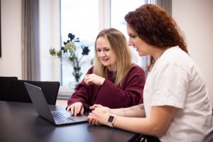 Beratungsgespräch über Marketingfehler von Gründern und die Bedürfnisse der Zielgruppe