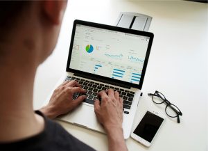 Laptop mit Diagrammen. Customer Journey