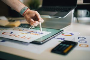 Papier mit Charts und Diagrammen, Tablet auf einem Tisch Customer Journey