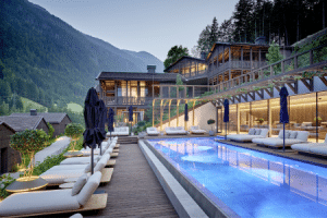 Pool_bei_Abendstimmung_AMONTI_Charlets.png