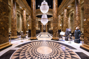Zaubererbank_Gringotts_während_ Dark_Arts_mit_Spinnweben_und_gruseligen_Details_versehen.png