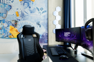 nhow_Frankfurt_Room_Gaming_blue_light_desk_monitor_mousepad.png