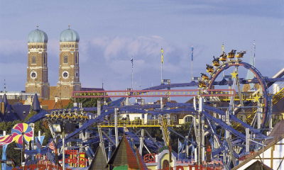 Frauenkirche_und_Muenchner_Oktoberfest.png