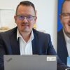 Finanzberater Andreas Diermeier am Laptop in seinem Büro in Bad Abbach, Autor des Beitrags über Fehler bei der Altersvorsorge