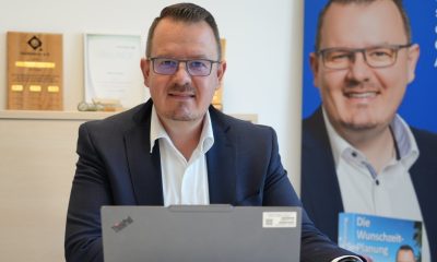 Finanzberater Andreas Diermeier am Laptop in seinem Büro in Bad Abbach, Autor des Beitrags über Fehler bei der Altersvorsorge