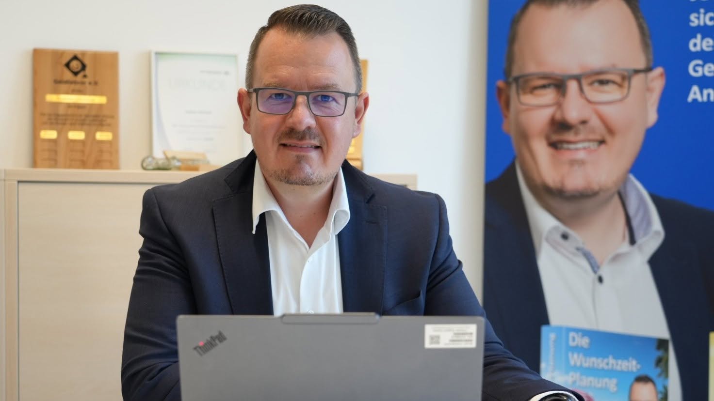 Finanzberater Andreas Diermeier am Laptop in seinem Büro in Bad Abbach, Autor des Beitrags über Fehler bei der Altersvorsorge