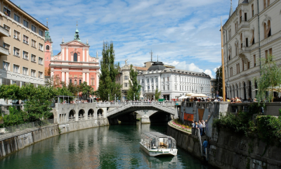 Brücken_und_Buaten_entlang_der_Ljubljanica.png