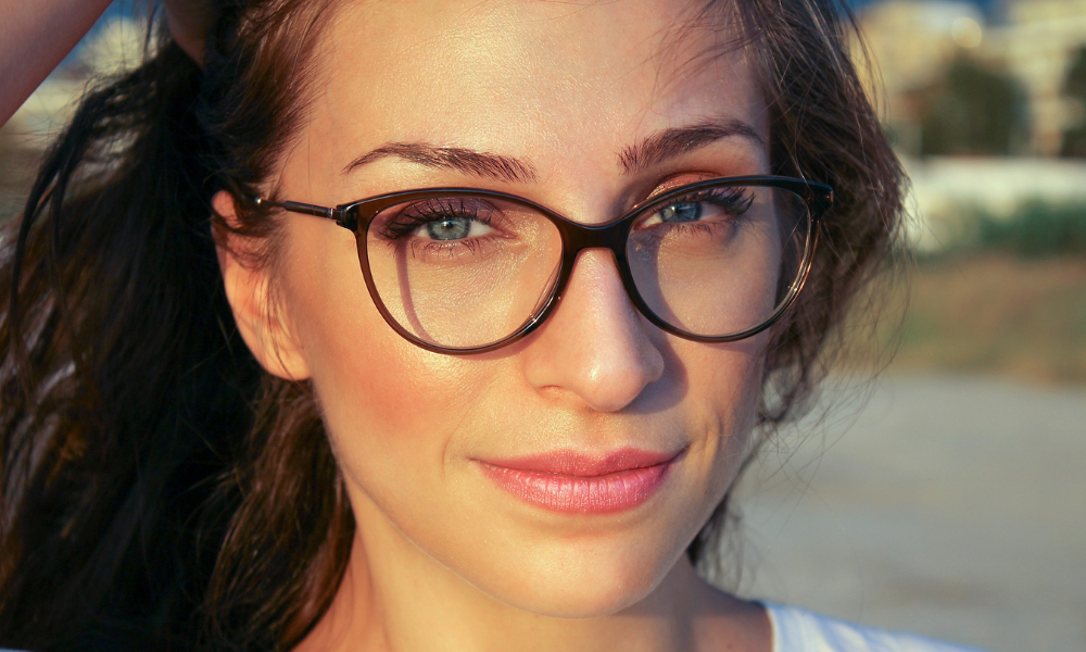 Frau_mit_Brille.png