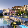 Exklusives_Wellnessresort_mit_Infinity_Pool_und_traumhaftem_Blick_über_das_Inntal.png