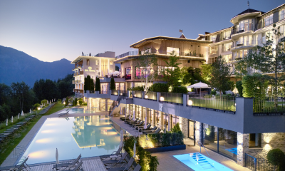 Exklusives_Wellnessresort_mit_Infinity_Pool_und_traumhaftem_Blick_über_das_Inntal.png