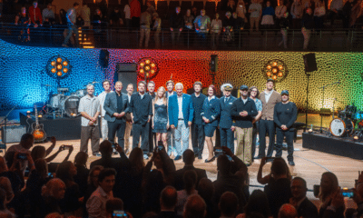 AIDAandFriends_vlnr_Vlnr_vordere Reihe_Felix Eichhorn_AIDA_Johannes Strate_Revolverheld_Lea_Reiner Meutsch_Heidi Rothe_GM AIDA_Kapitaen Jens Janauscheck_AIDA_Mark Forster_hinrere Reihe_Bandmitglieder.png