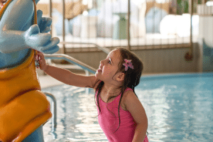 Badespaß_mit_Maskottchen_Lino_im_Indoor_Kinderpool.png