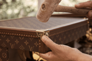 LOUIS-VUITTON_TROPHY-TRUNK-BALLON-D8217OR-2025_2.png