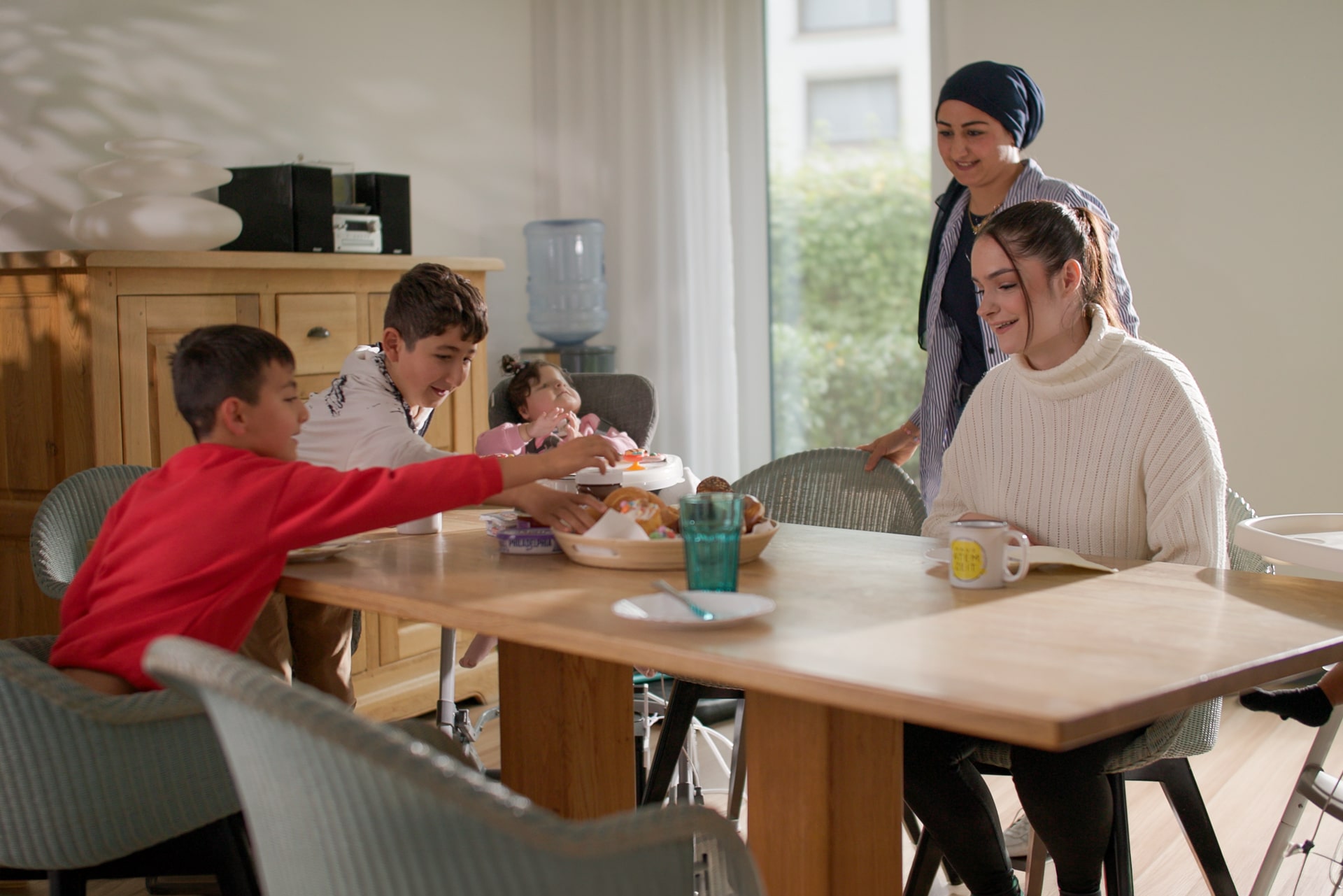 Kinder und Erwachsene sitzen beim gemeinsamen Frühstück im Haus Atemzeit, einer Übergangseinrichtung für beatmete Kinder in Wölfersheim Übergangseinrichtung für beatmete Kinder